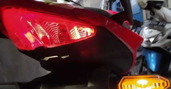 Aturan Warna Lampu Senja. Mengenal Arti dan Fungsi Warna Lampu Sepeda Motor