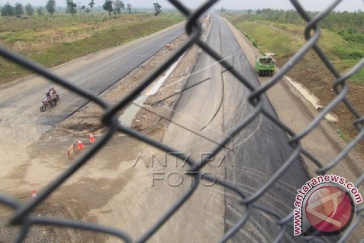 Rambu Rambu Proyek Jalan. Proyek Jalan Tol Cipali Tinggal Pemasangan Rambu-rambu