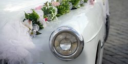 Dekor Mobil Pengantin Pita. Ide unik untuk dekorasi mobil pengantin