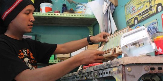 Cara Membuat Miniatur Truk. Lika-liku mengolah bahan bekas menjadi miniatur truk