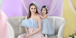 Foto Mobil Di Garasi Rumah. Momo Geisha Unggah Foto Sang Anak di Garasi Rumah, Mobil