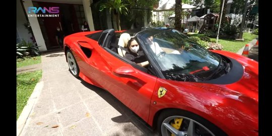 Foto Mobil Ferrari Terkeren Di Dunia. Foto : Aksi Keren Nagita Slavina Nyetir Mobil Ferrari, Raffi Ahmad