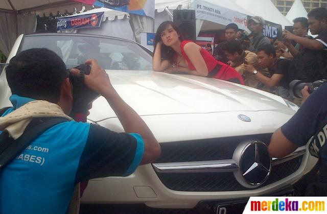 Foto Model Seksi Mobil Sport. Foto : Model seksi warnai pameran otomotif Parjo 2