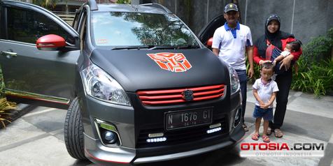 Kombinasi Warna Hitam Doff Untuk Mobil. Transformers Suzuki Ertiga Matic Untuk Keluarga