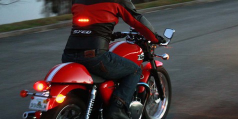 Lupa Mematikan Lampu Mobil. Ini Bahaya Lupa Mematikan Lampu Sein Saat Berkendara
