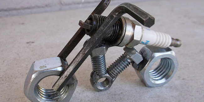 Miniatur Dari Bahan Bekas Otomotif. Simpel, Buat Miniatur Motor Cukup Gabungkan Busi, Baut, Mur dan
