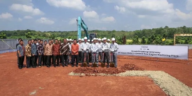 Cara Parkir Paralel Pajero Sport. Benarkah Pabrik Nissan Tutup Karena UU Omnibus Law?