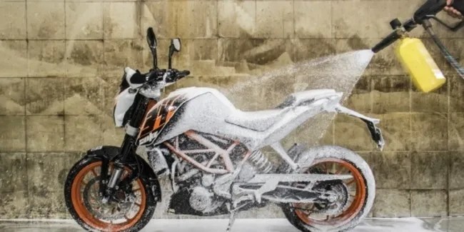 Cara Menghilangkan Bekas Lem Di Body Motor. Cara Mudah Hilangkan Noda Bekas Lem di Bodi Sepeda Motor