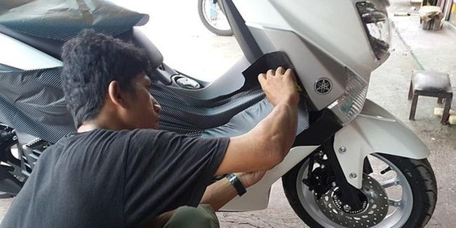 Menghilangkan Bekas Stiker Motor. Cara Menghilangkan Bekas Stiker di Motor dengan Mudah