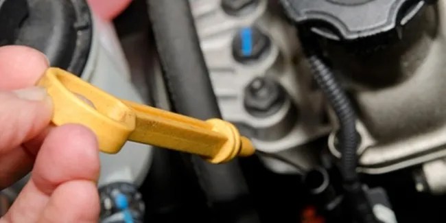 Cara Membaca Dipstick Oli Mobil. Masih Banyak yang Salah, Ini Cara Membaca Dipstick Oli Mobil
