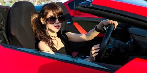 Foto Mobil Sport Mewah. Potret Hot dan Kece Emily Young Ryu Pose di Mobil Sport Mewah