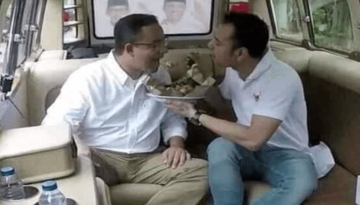 Foto Dalam Mobil Malam. Beredar Foto Anies Baswedan Suap-suapan Bareng Sesama Pria