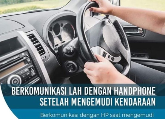 Pengendara Tidak Boleh Menggunakan Handphone Saat Berkendara Karena. Gunakan HP Sambil Mengendarai Kendaraan Dilarang, Dengan