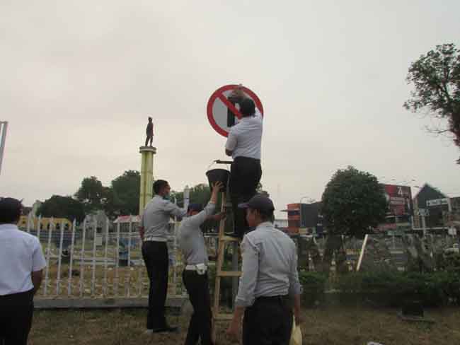 Tanda-tanda Rambu-rambu Lalu Lintas. Dishub Provinsi Jambi Bersihkan Rambu Lalu Lintas