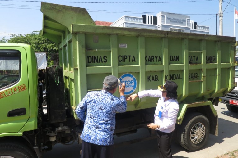 Stiker Keren Untuk Mobil Truk. PEMASANGAN STIKER STOP NARKOBA DARI BNN DI MOBIL