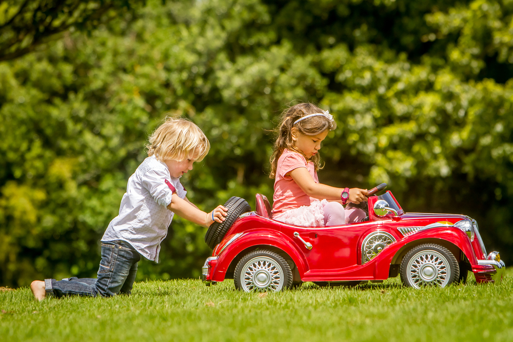 Playing cars. Как водить игрушечную машину в парке. 1-2 Boy playing car outdoors. 1-2 Boy playing with car outdoors.