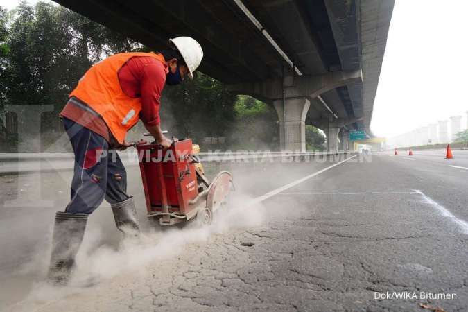 Rambu Hati Hati Ada Pekerjaan Jalan. Hati-hati, ada rekonstruksi rigid pavement di tol Jakarta-Cikampek