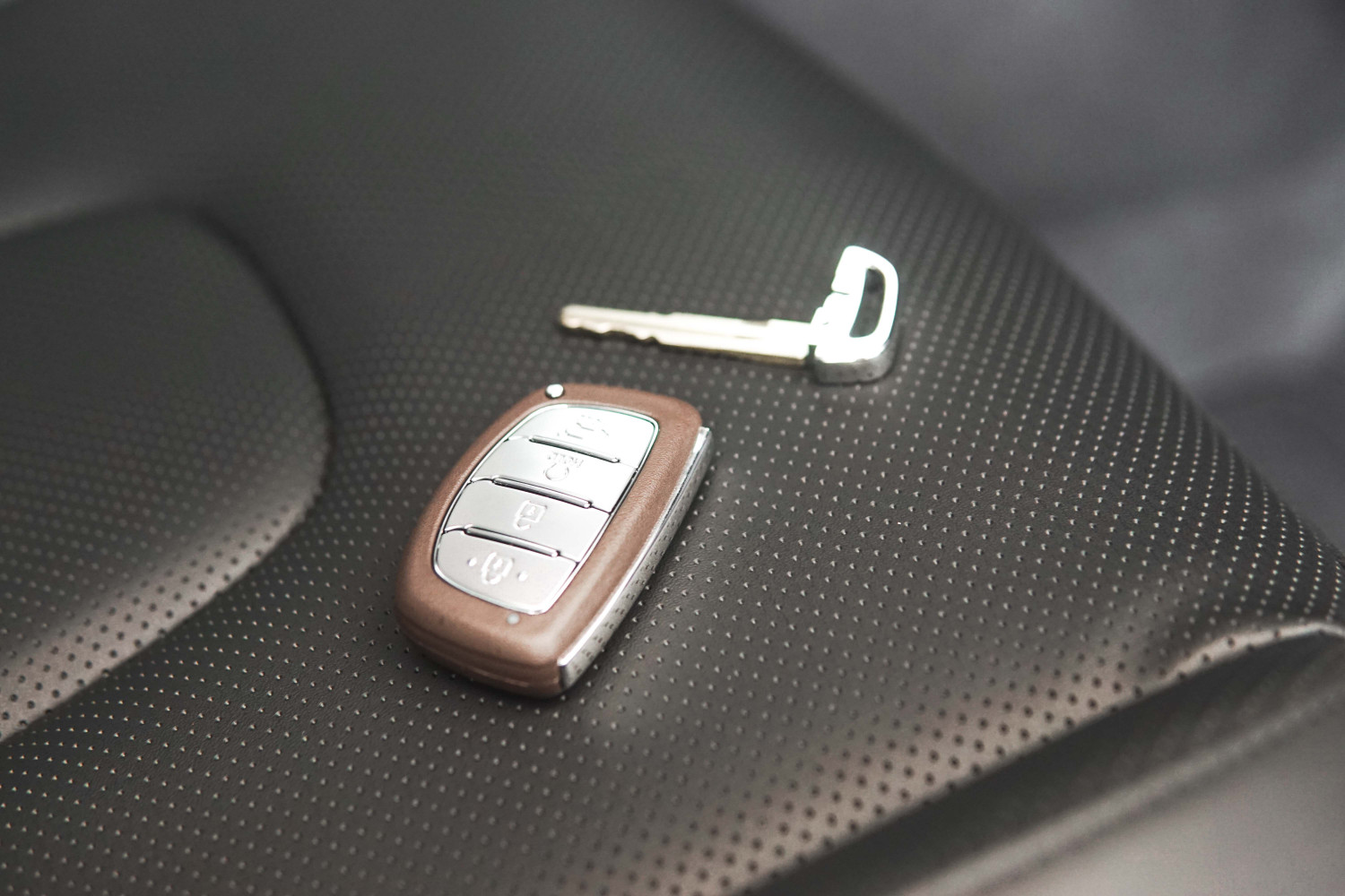 Cara Membuka Kap Mesin Mobil Dari Luar. Aki Mobil Habis? Ini Cara Buka Pintu Manual Keyless Entry