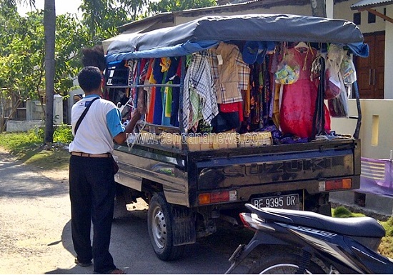 Jualan Baju Pakai Mobil. Cara Jualan Baju Keliling yang Tepat dan Potensinya