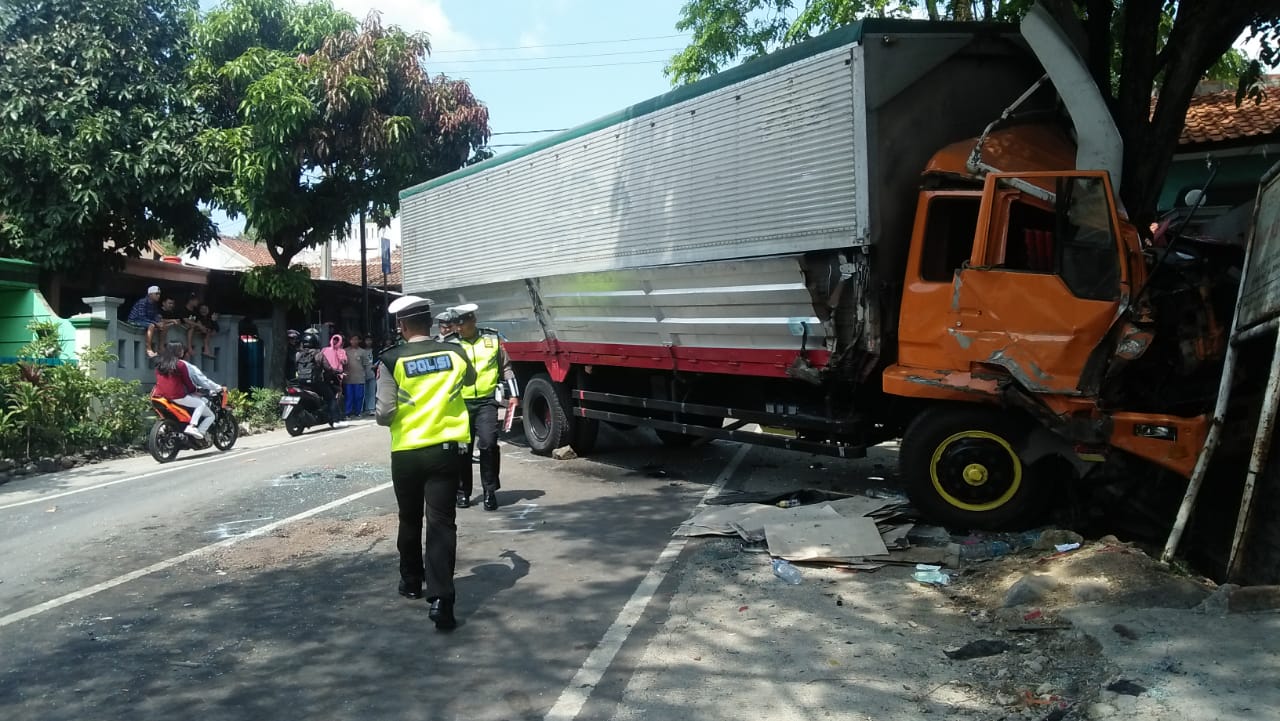 Cara Membuat Truk Fuso Dari Kardus. Kronologis Kecelakaan Beruntun di Gekbrong, Truk Fuso Seruduk
