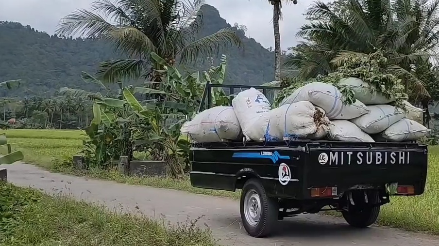 Mobil Yang Ada Bak Belakangnya. Bapak Mustofa Kepala Jenggot: Lama Ditinggal Kepalanya, Bak