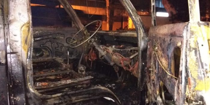 Mobil Pick Up Dari Kardus. Angkut Kardus Bekas, Mobil Pick Up Ludes Terbakar