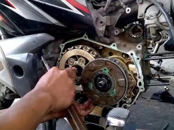 Cara Membersihkan Injeksi. Ini Cara Membersihkan Injektor Motor Agar Mesin Mudah Menyala