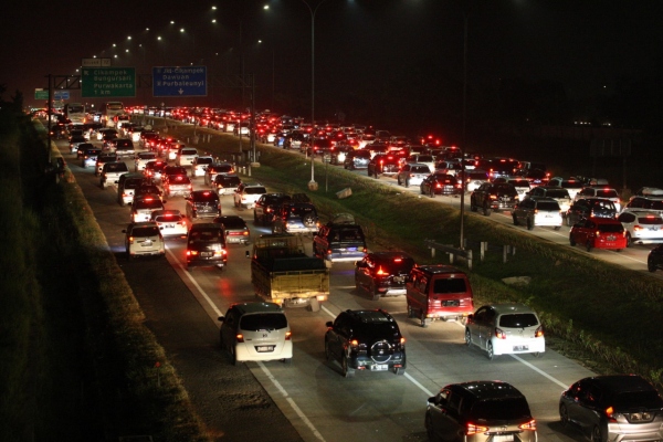 Rambu Hati Hati Ada Pekerjaan Jalan. Hati-hati! Malam Ini Ada Pekerjaan Pemeliharaan Tol Jakarta