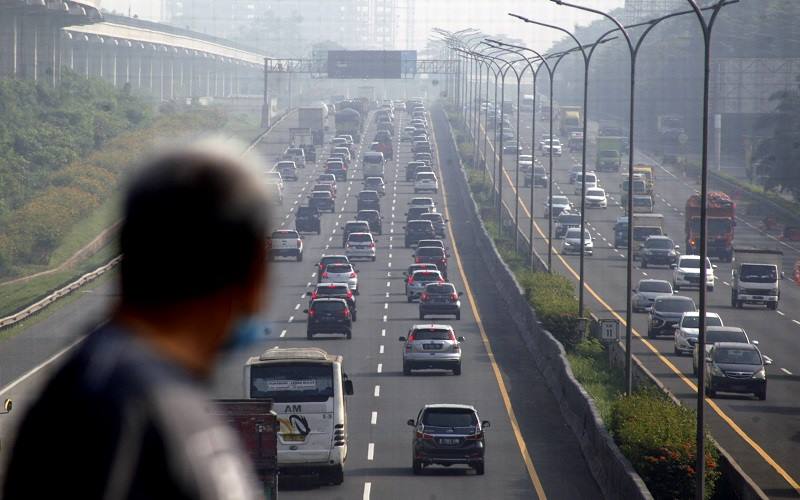 Rambu Hati Hati Ada Pekerjaan Jalan. Hati-hati, Ada Perbaikan Jalan di Tol Jagorawi Pekan ini