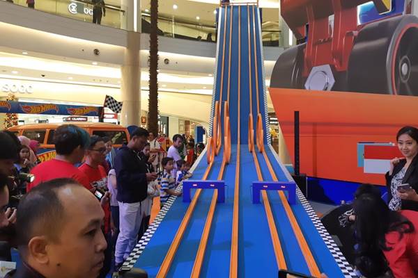 Mobil Terpanjang Di Indonesia. Kokas dan Mattel Hadirkan Lintasan Mobil Mainan Terpanjang di