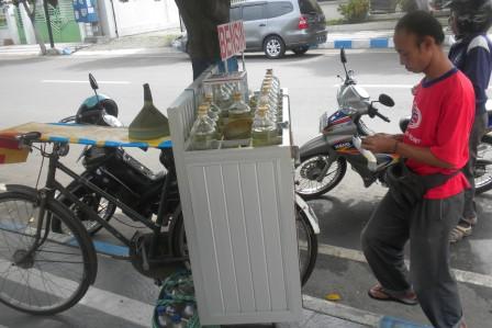 Desain Tempat Bensin Eceran. USAHA KREATIF : Pria Ini Jual Bensin Eceran Pakai Jurus