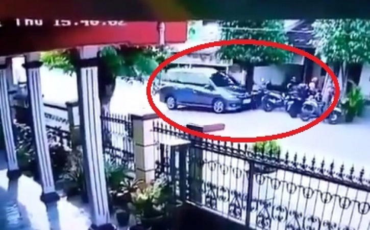 Foto Nyetir Mobil Siang Hari. Viral Wanita Nyetir Mobil Tabrak Motor di Kampung Arak-Arak