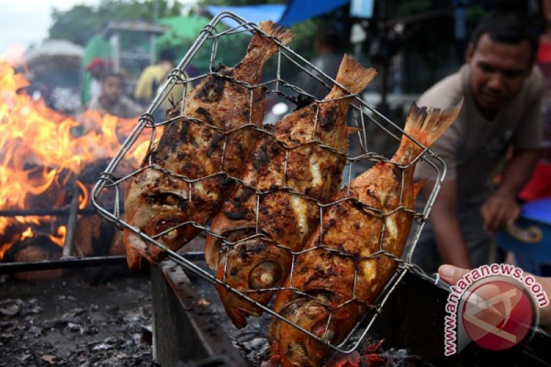 Jualan Makanan Di Mobil. Mobil mewah dijadikan tempat jualan makanan Ramadhan