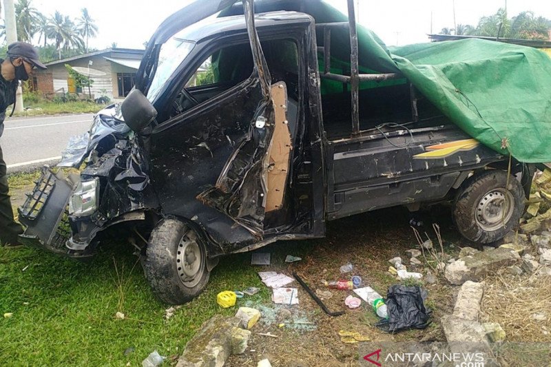 Pagar Pick Up Grand Max. Mobil pick up tabrak pagar SD di Pulau Makmur, Mukomuko