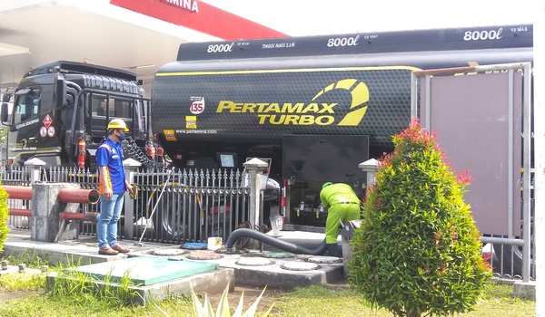 Truk Tangki Pertamax Turbo. Si Hitam Pertamax Turbo dan Kisah Para Penyalur Migas