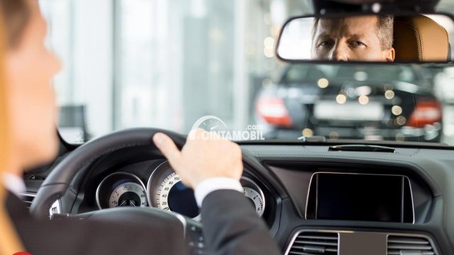 Cara Memundurkan Mobil Manual. Bagaimana Cara Memundurkan Mobil yang Benar?