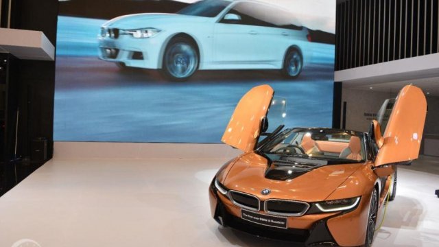 Harga Bmw I8 Roadster. Review BMW i8 Roadster 2018: Varian Baru, Model Paling Futuristik