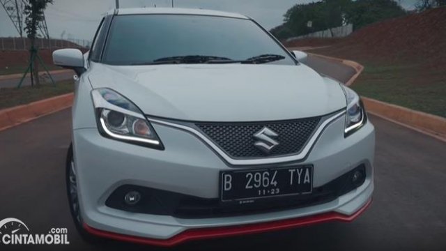 Suzuki Baleno Hatchback Review. Review Suzuki Baleno Hatchback AT 2018: Wajib Segera Facelift!