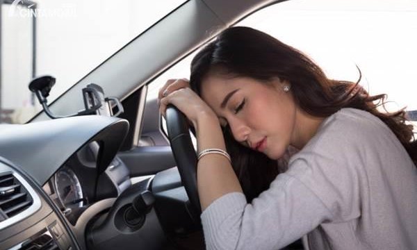 Tidur Di Dalam Mobil. Begini Cara Aman Tidur di Dalam Mobil saat Parkir