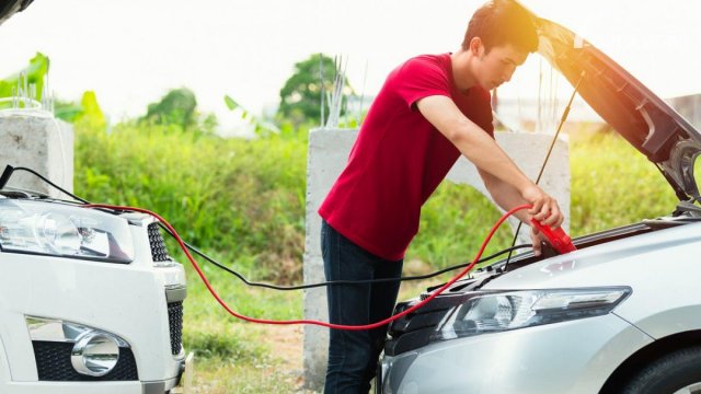 Jumper Aki Mobil Tanpa Kabel. 3 Cara Jumper Aki Mobil yang Aman Saat di Jalan