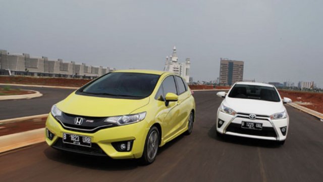 Yaris Trd Sportivo Vs Jazz Rs. Komparasi Hatchback Bekas: Toyota Yaris 2014 vs Honda Jazz 2014