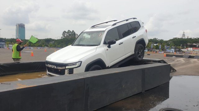 Kapasitas Tangki Land Cruiser. Spesifikasi Toyota Land Cruiser 300 Indonesia, Bikin Bos Siap Off