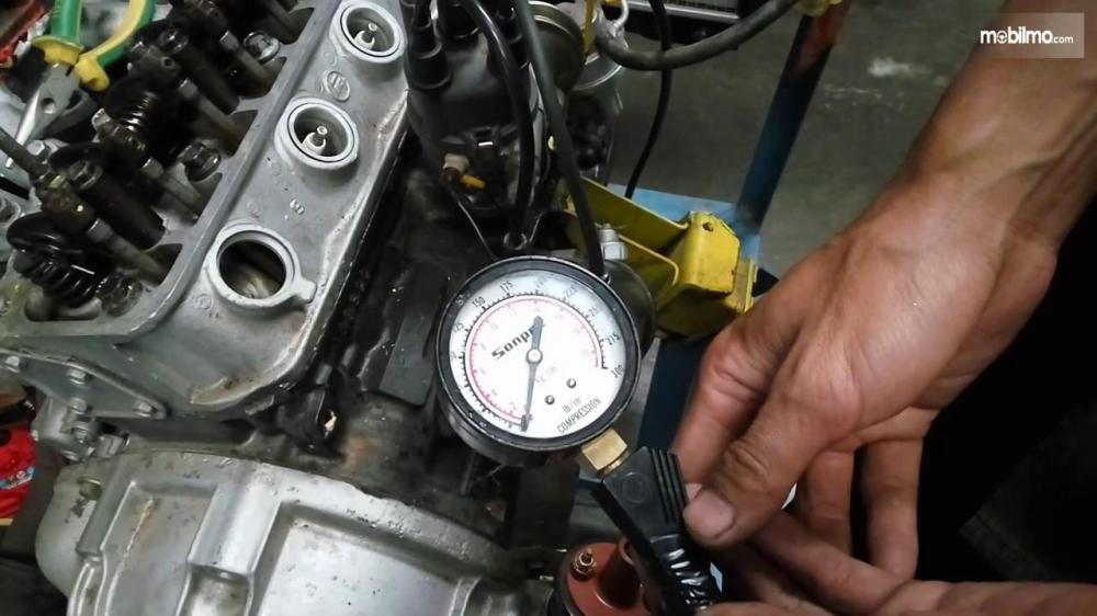 Tekanan Kompresi Kendaraan Bermotor Diperiksa Setiap Pekerjaan. Pemeriksaan Tekanan Kompresi Untuk Memeriksa Komponen