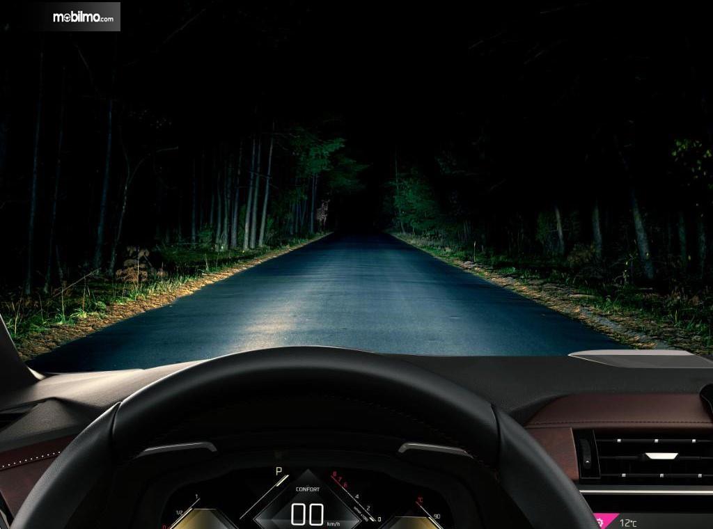 Gambar Lagi Nyetir Mobil Malam Hari. Terapkan 5 Tips Ini Ketika Anda Mengemudi Sendirian di Malam Hari