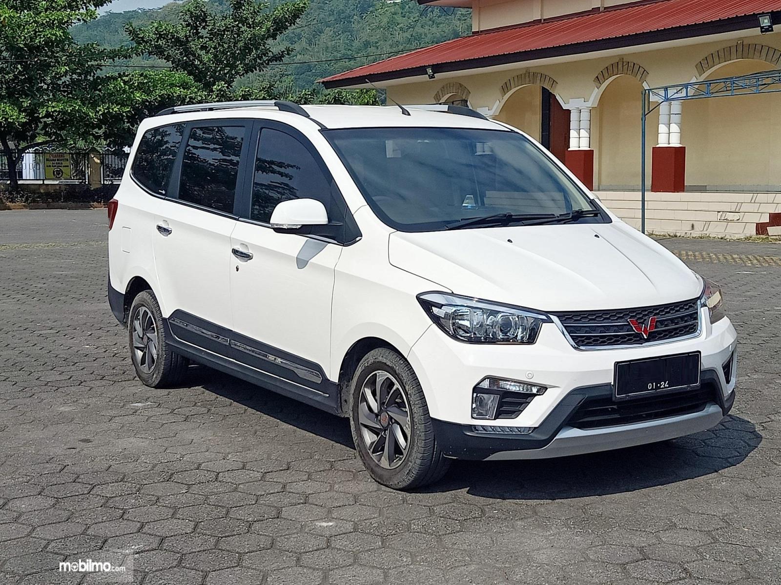 Gambar Mobil Wuling Confero S 1.5. Review Wuling Confero S 1.5 L Lux+ 2018