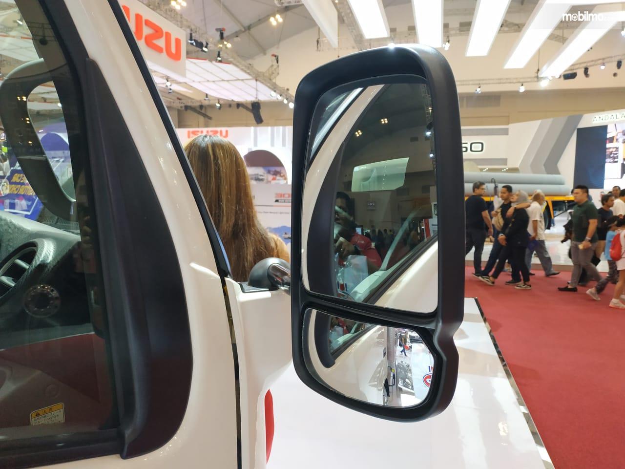 Variasi Gagang Spion Truk. Keren Dan Fungsional, Ini Dia Kegunaan Kaca Spion Bertingkat
