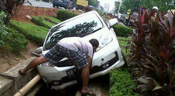 Foto Mobil Honda Jazz Di Depan Rumah. Honda Jazz Terjungkal di Depan Rumah Dinas Gubernur : Okezone