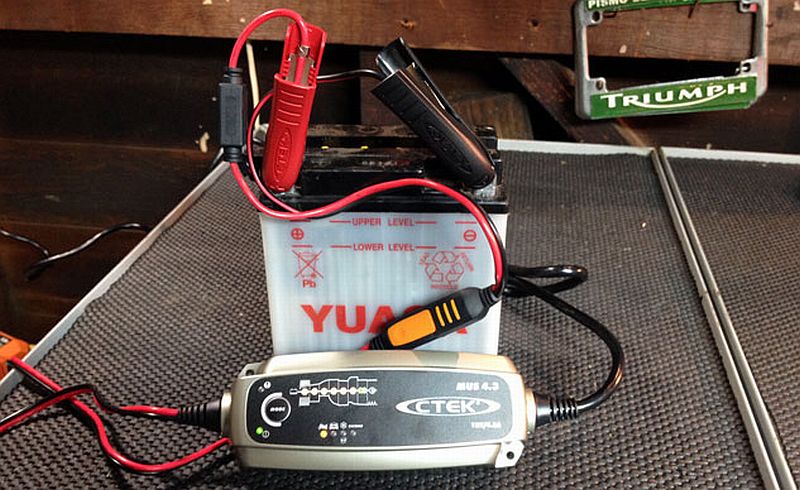 Berat Jenis Elektrolit Baterai Diukur Menggunakan Alat Ukur. Begini Cara Memeriksa dan Merawat Aki Motor : Okezone Otomotif