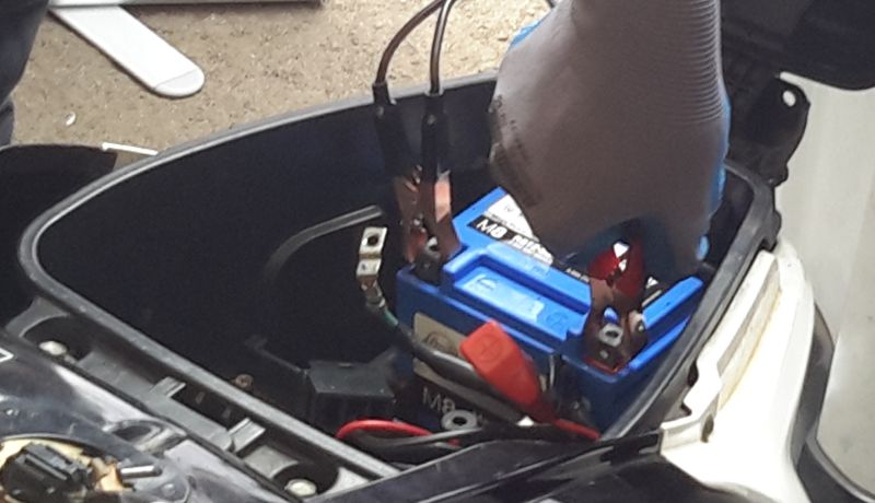 Ngecas Aki Motor Berapa Duit. Men-charge Aki yang Tekor Tidak Direkomendasikan : Okezone