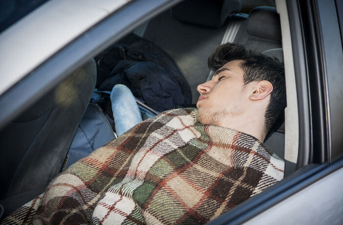 Foto Dalam Mobil Malam. Begini Tidur Nyaman di Mobil saat Terjebak Macet di Malam Tahun